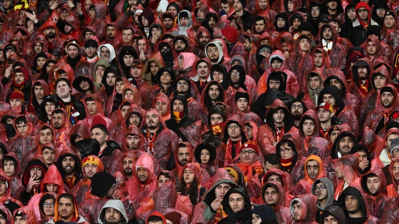 Foto - Dursun Özbek'ten özür gelse de Galatasaray cayır cayır kaynıyor! Seçim için mi bu yağmurluk olayı...