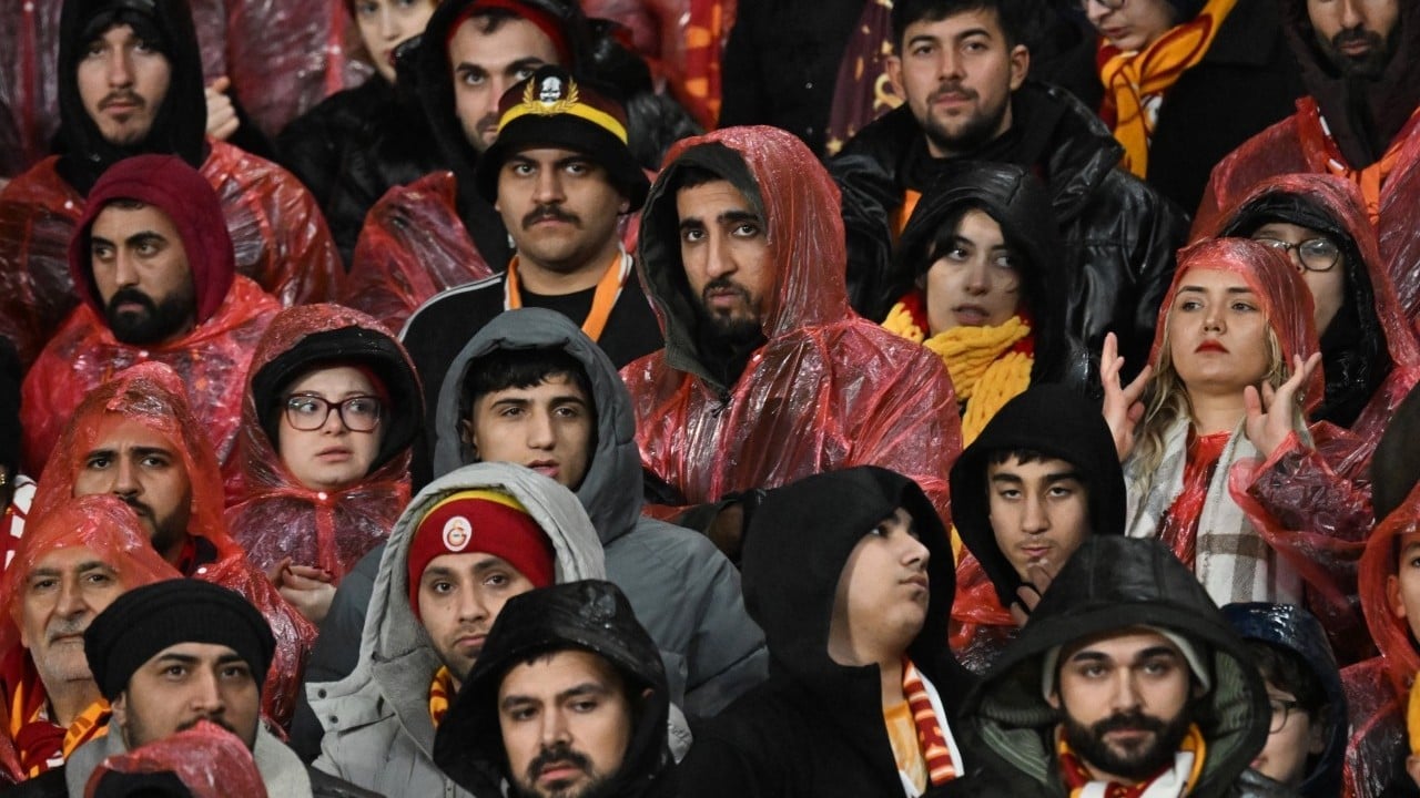 Foto - Dursun Özbek'ten özür gelse de Galatasaray cayır cayır kaynıyor! Seçim için mi bu yağmurluk olayı...