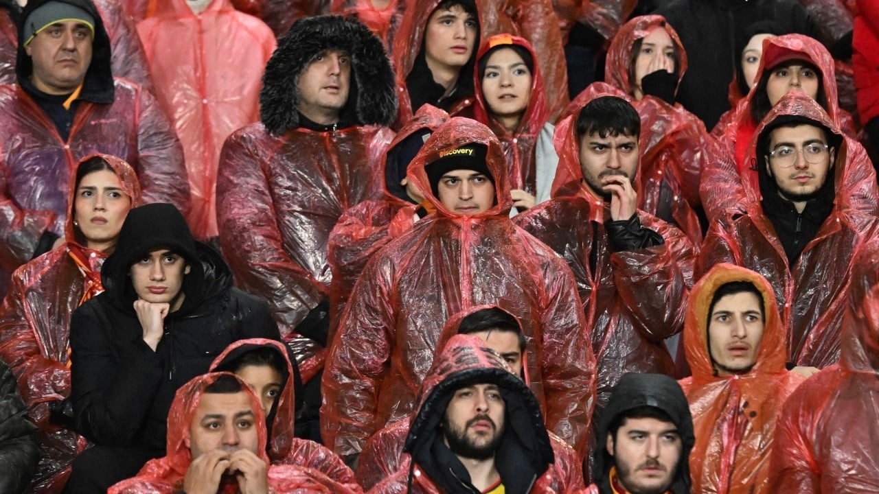 Foto - Dursun Özbek'ten özür gelse de Galatasaray cayır cayır kaynıyor! Seçim için mi bu yağmurluk olayı...