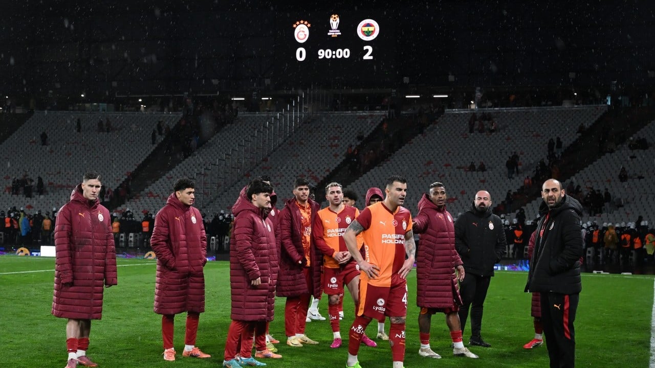 Foto - Dursun Özbek'ten özür gelse de Galatasaray cayır cayır kaynıyor! Seçim için mi bu yağmurluk olayı...