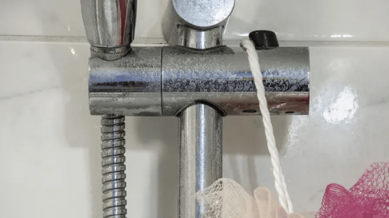 Foto - Duş kabinindeki kireç lekeleriyle vedalaşın! Pırıl pırıl duş kabini için 5 dakikada şipşak çözüm...