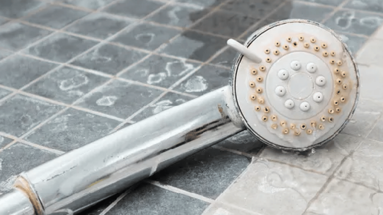 Foto - Duş kabinindeki kireç lekeleriyle vedalaşın! Pırıl pırıl duş kabini için 5 dakikada şipşak çözüm...