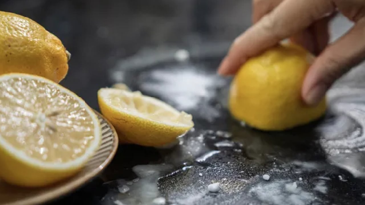 Foto - Duş kabinindeki kireç lekeleriyle vedalaşın! Pırıl pırıl duş kabini için 5 dakikada şipşak çözüm...