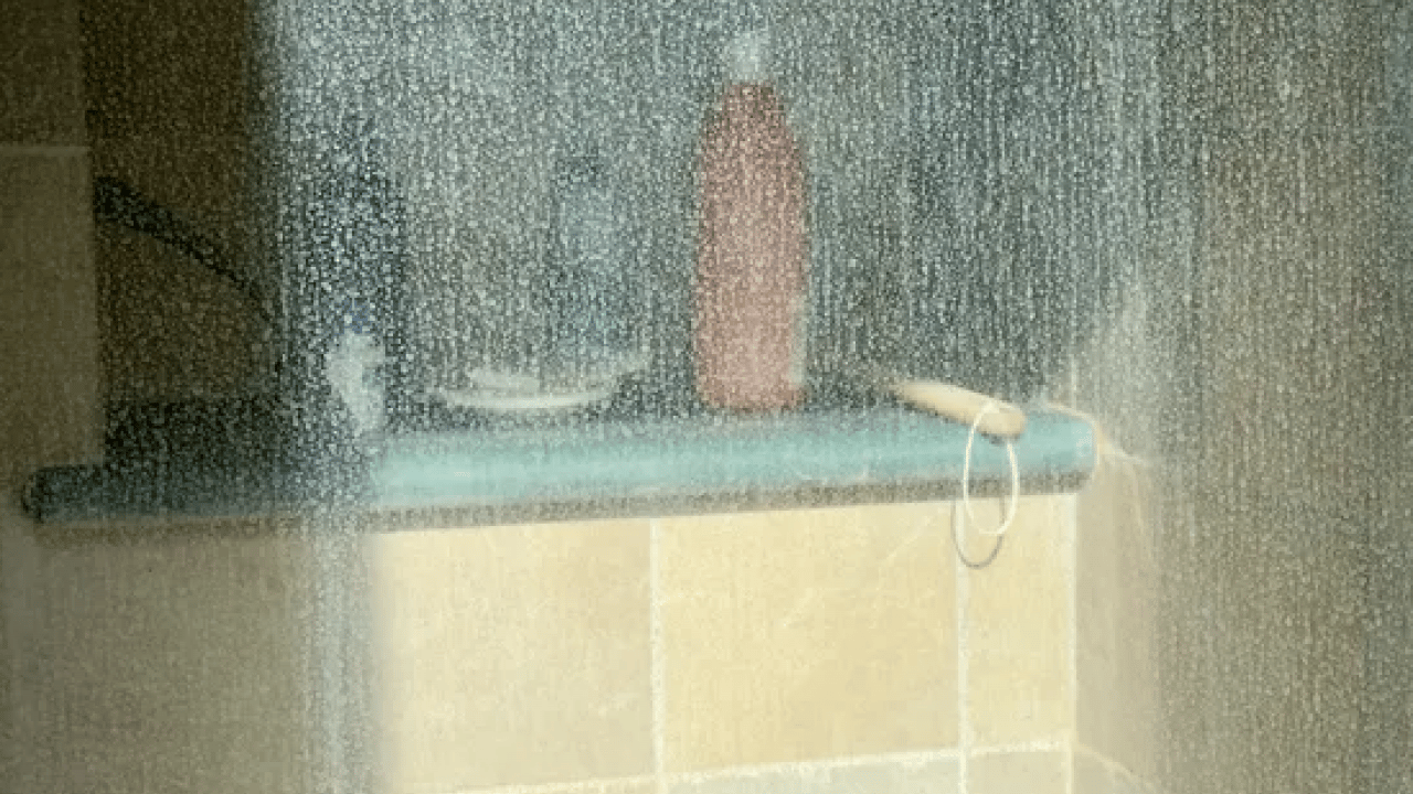 Foto - Duş kabinindeki kireç lekeleriyle vedalaşın! Pırıl pırıl duş kabini için 5 dakikada şipşak çözüm...