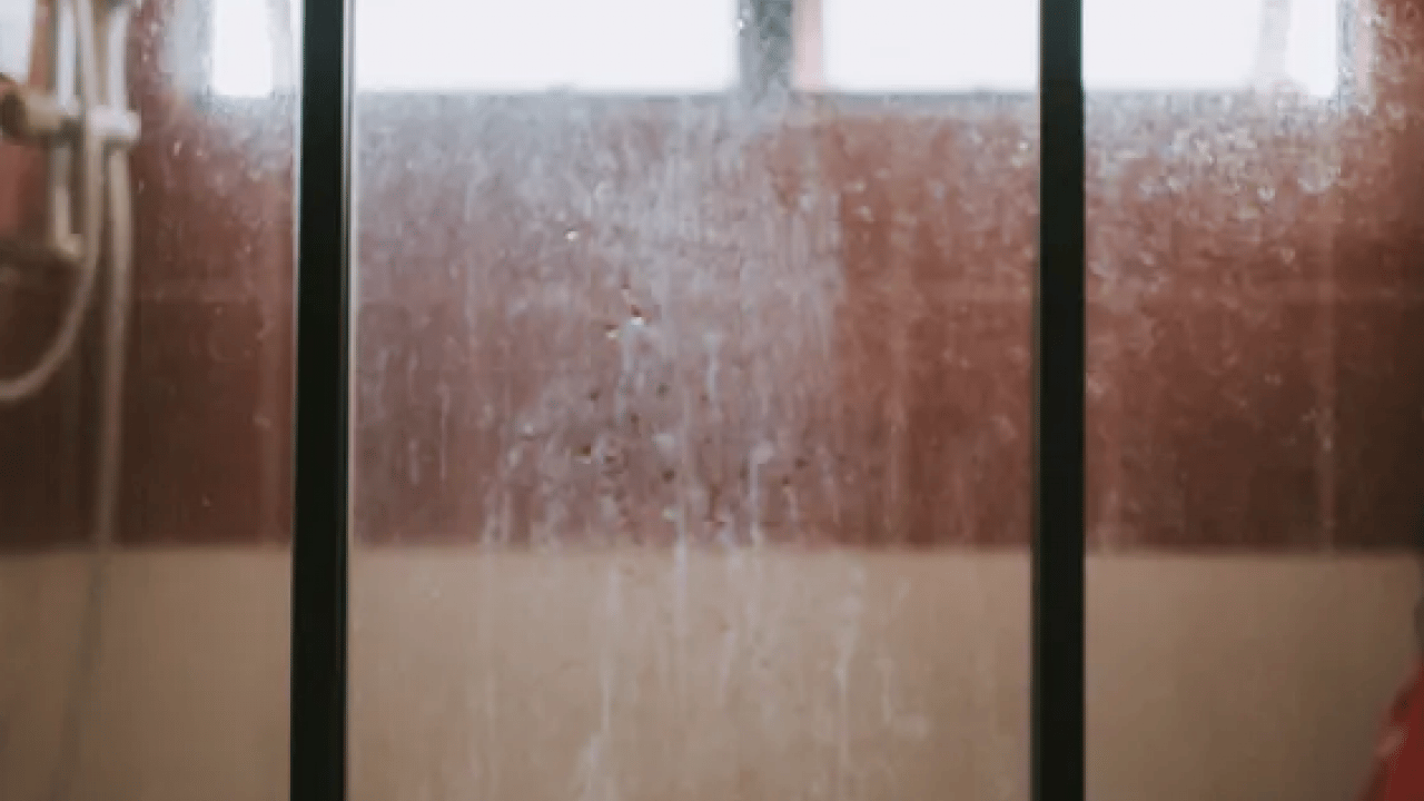 Foto - Duş kabinindeki kireç lekeleriyle vedalaşın! Pırıl pırıl duş kabini için 5 dakikada şipşak çözüm...