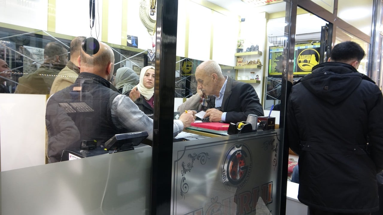 Düşüşü fırsat bilenler akın etti: Kuyumcularda güvenli liman kuyruğu!