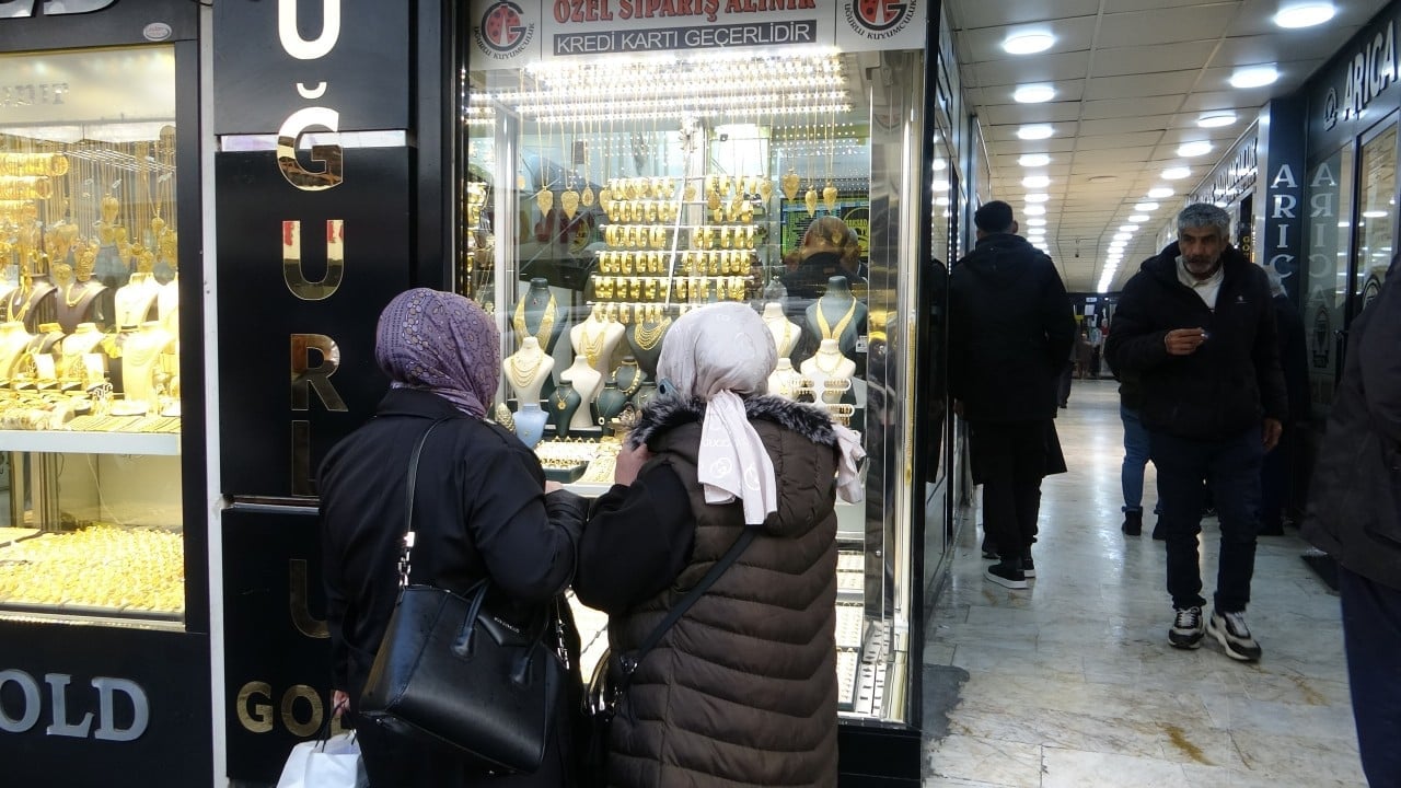 Foto - Düşüşü fırsat bilenler akın etti: Kuyumcularda güvenli liman kuyruğu!