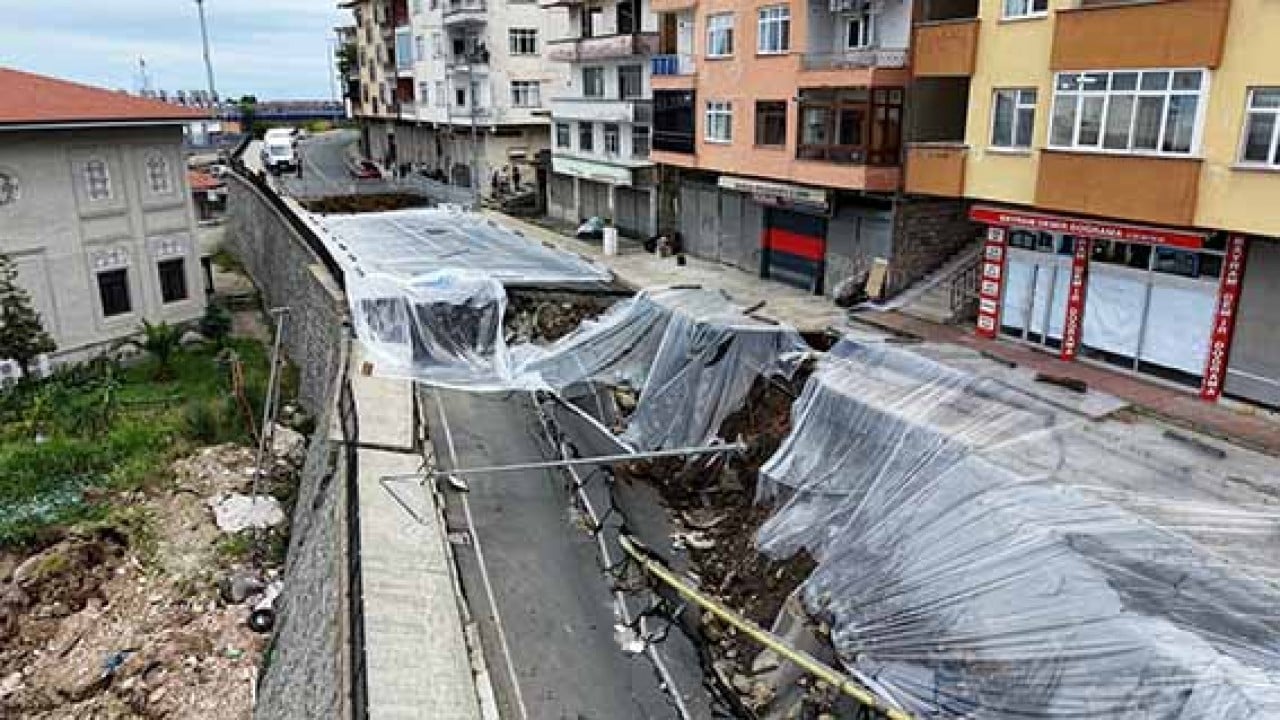 Duvarla birlikte yol çöktü Karadeniz usulü naylonlu önlem!
