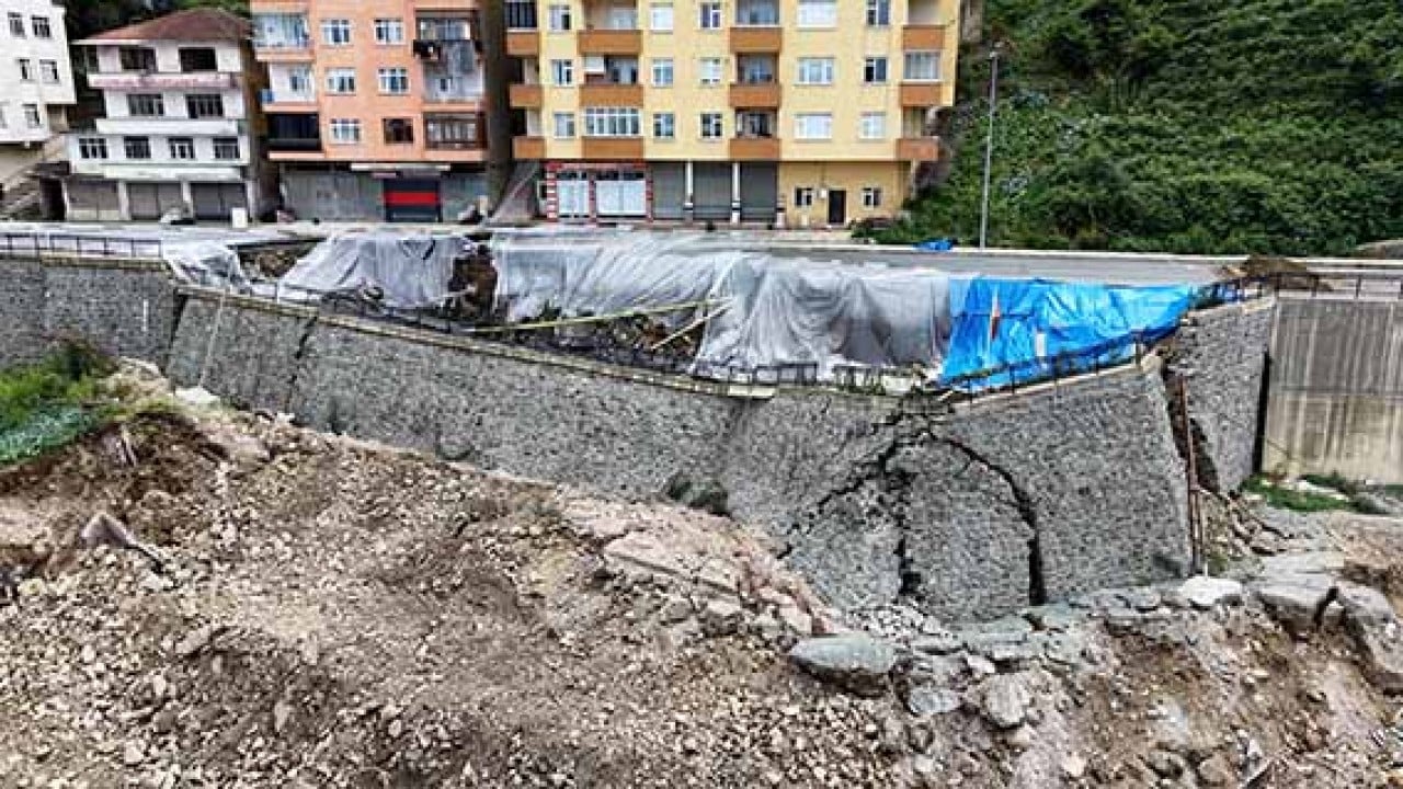 Foto - Duvarla birlikte yol çöktü Karadeniz usulü naylonlu önlem!