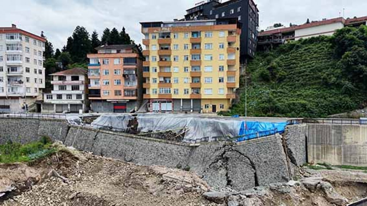 Foto - Duvarla birlikte yol çöktü Karadeniz usulü naylonlu önlem!