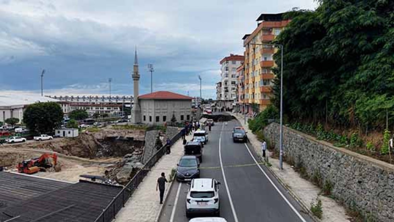 Foto - Duvarla birlikte yol çöktü Karadeniz usulü naylonlu önlem!