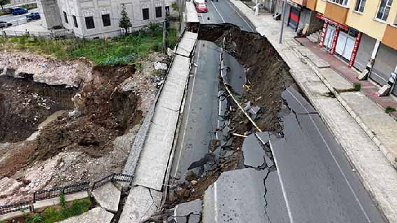 Foto - Duvarla birlikte yol çöktü Karadeniz usulü naylonlu önlem!