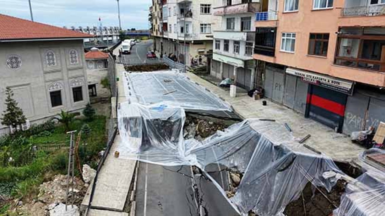 Foto - Duvarla birlikte yol çöktü Karadeniz usulü naylonlu önlem!