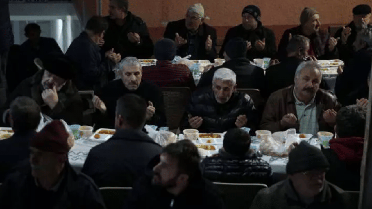 Foto - Duyanlar şaşırıp kalıyor: Bu köyde iki iftar saati var