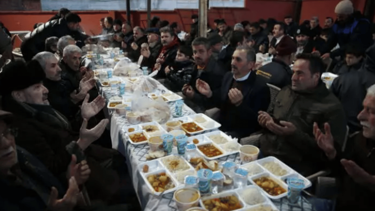 Duyanlar şaşırıp kalıyor: Bu köyde iki iftar saati var