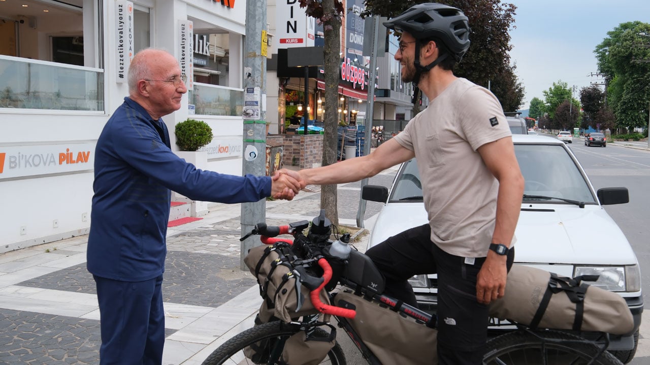 Foto - Düzce’de mola verdi! Milano’dan Tokyo’ya pedal çeviriyor