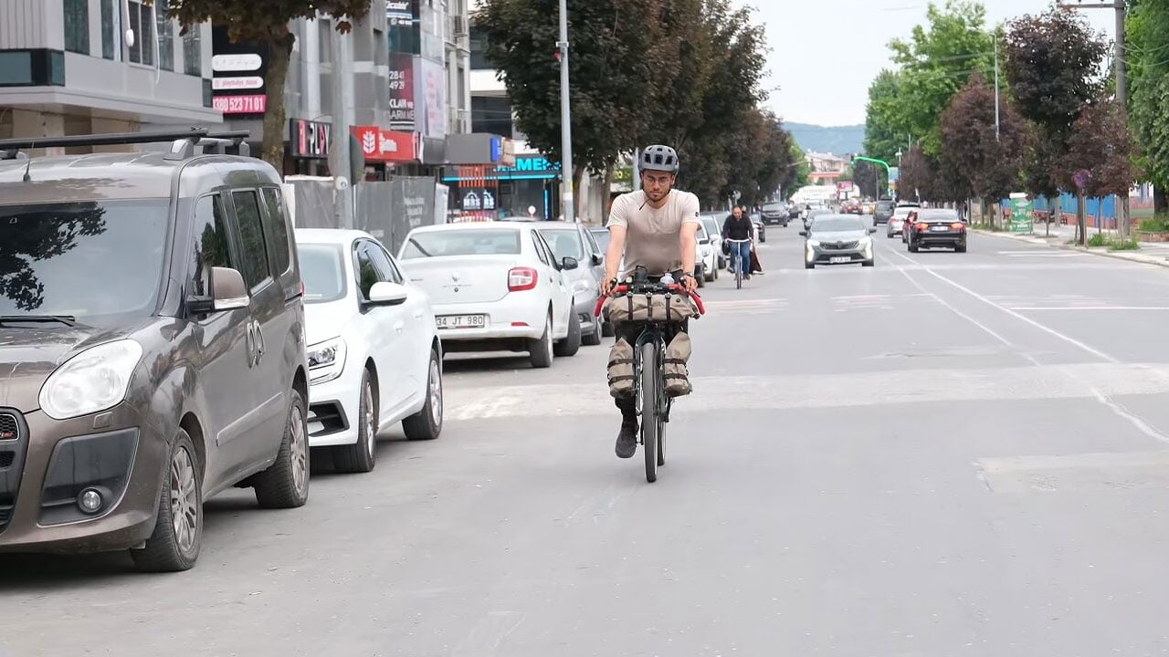 Düzce’de mola verdi! Milano’dan Tokyo’ya pedal çeviriyor