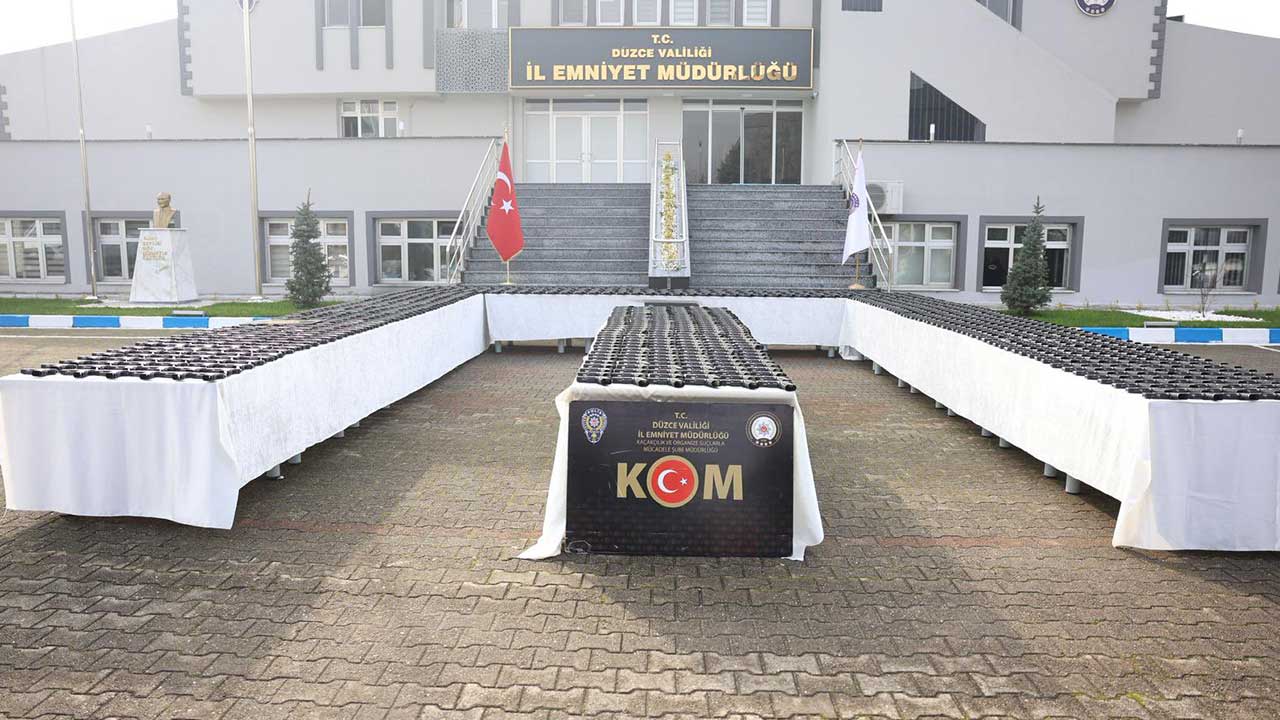 Foto - Düzce’de son yılların en büyük silah kaçakçılığı operasyonu! İstanbul’a sevk edeceklerdi!