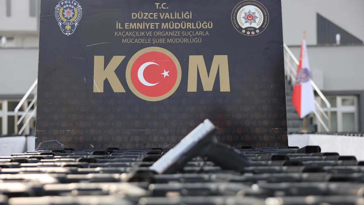 Foto - Düzce’de son yılların en büyük silah kaçakçılığı operasyonu! İstanbul’a sevk edeceklerdi!
