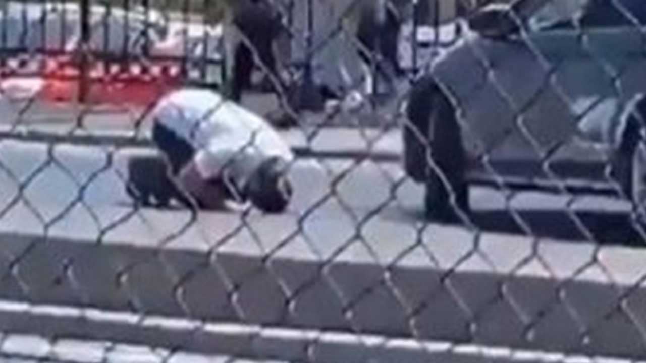 Foto - E-5'te, otoyolda namaz kılanların arkasında kimler var?
