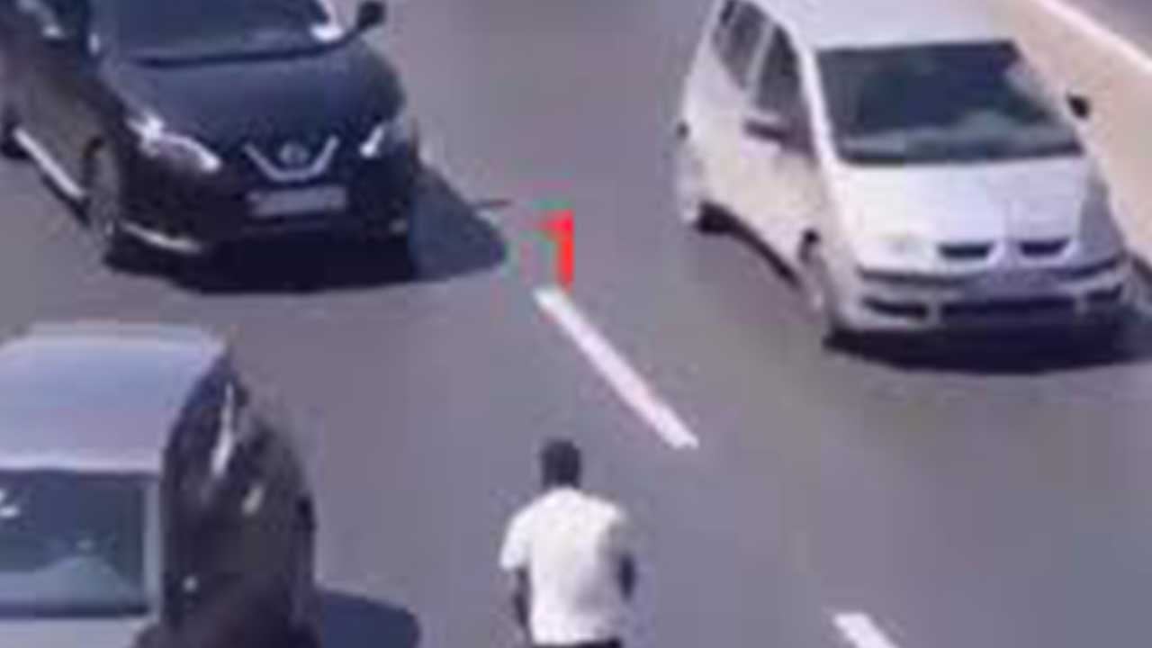 Foto - E-5'te, otoyolda namaz kılanların arkasında kimler var?