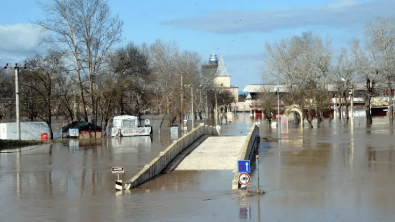 Foto - Edirne'de kırmızı alarm verildi! Baraj kapakları açıldı!