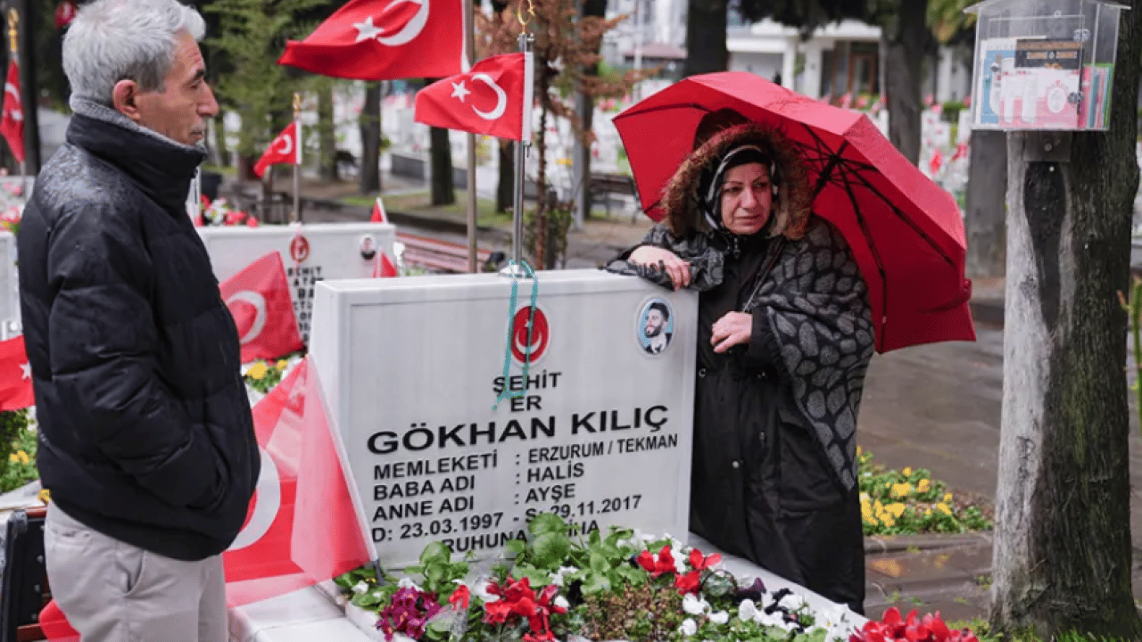 Edirnekapı Şehitliği'nde buruk bayram