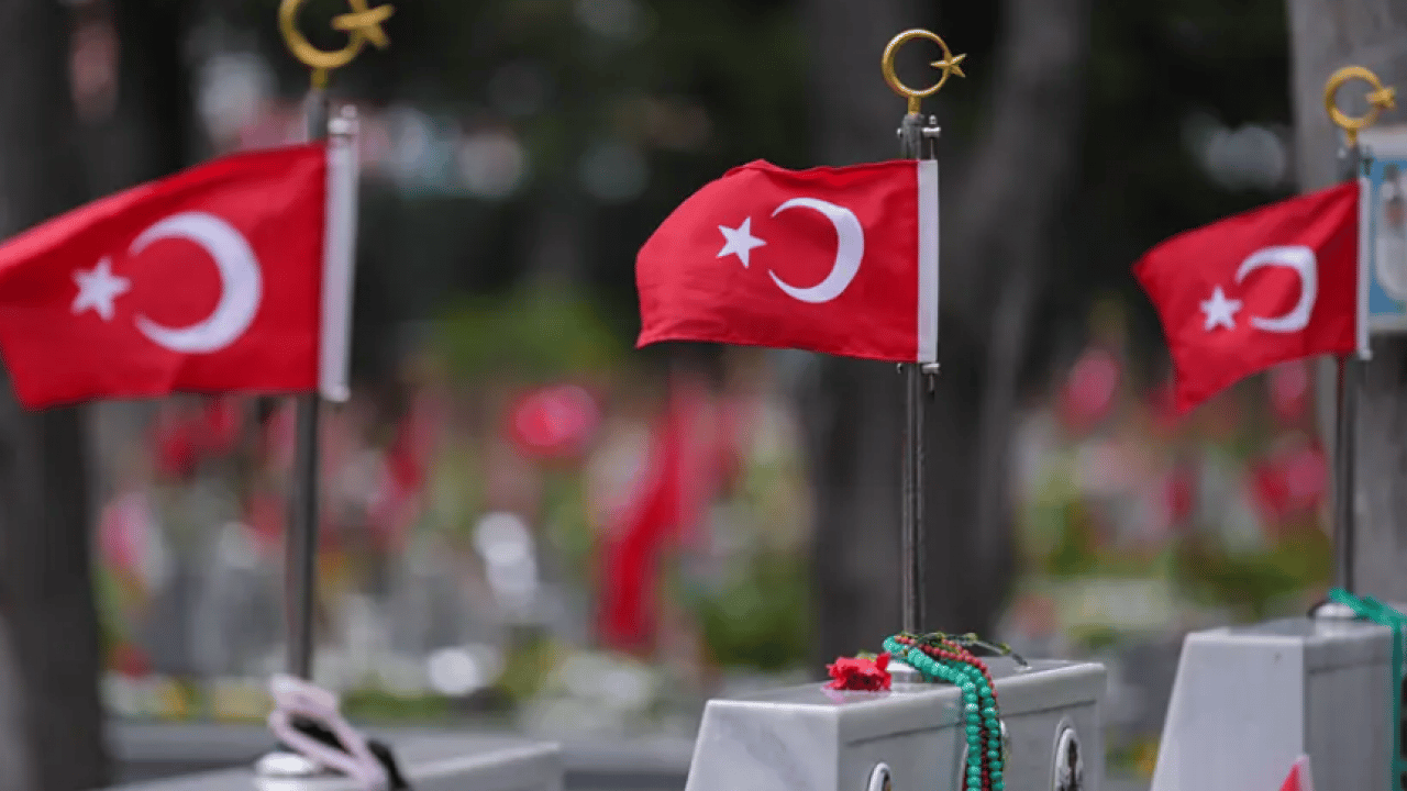 Foto - Edirnekapı Şehitliği'nde buruk bayram