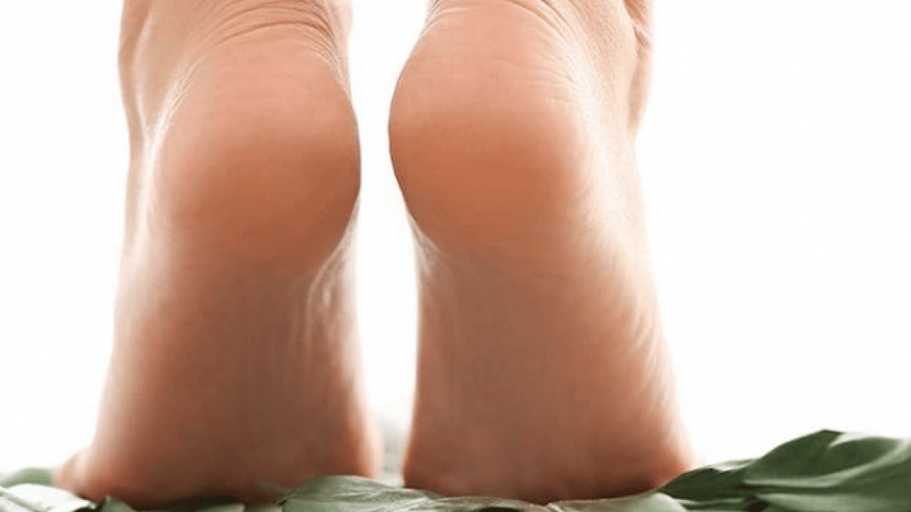 Foto - Eğer topuklarınızda çatlaklar... Gece uyumadan önce ayak tabanına 2 damla sürün! 