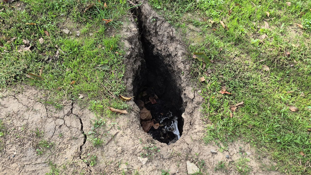 Eğirdir’de korkutan manzara! Bahçelerde obruklar, evlerde yarıklar oluştu