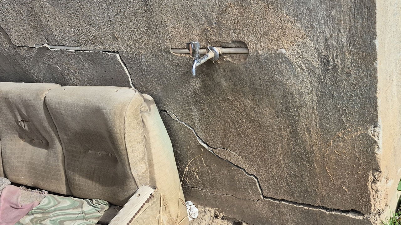 Foto - Eğirdir’de korkutan manzara! Bahçelerde obruklar, evlerde yarıklar oluştu