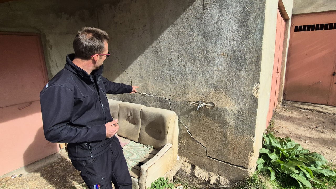 Foto - Eğirdir’de korkutan manzara! Bahçelerde obruklar, evlerde yarıklar oluştu