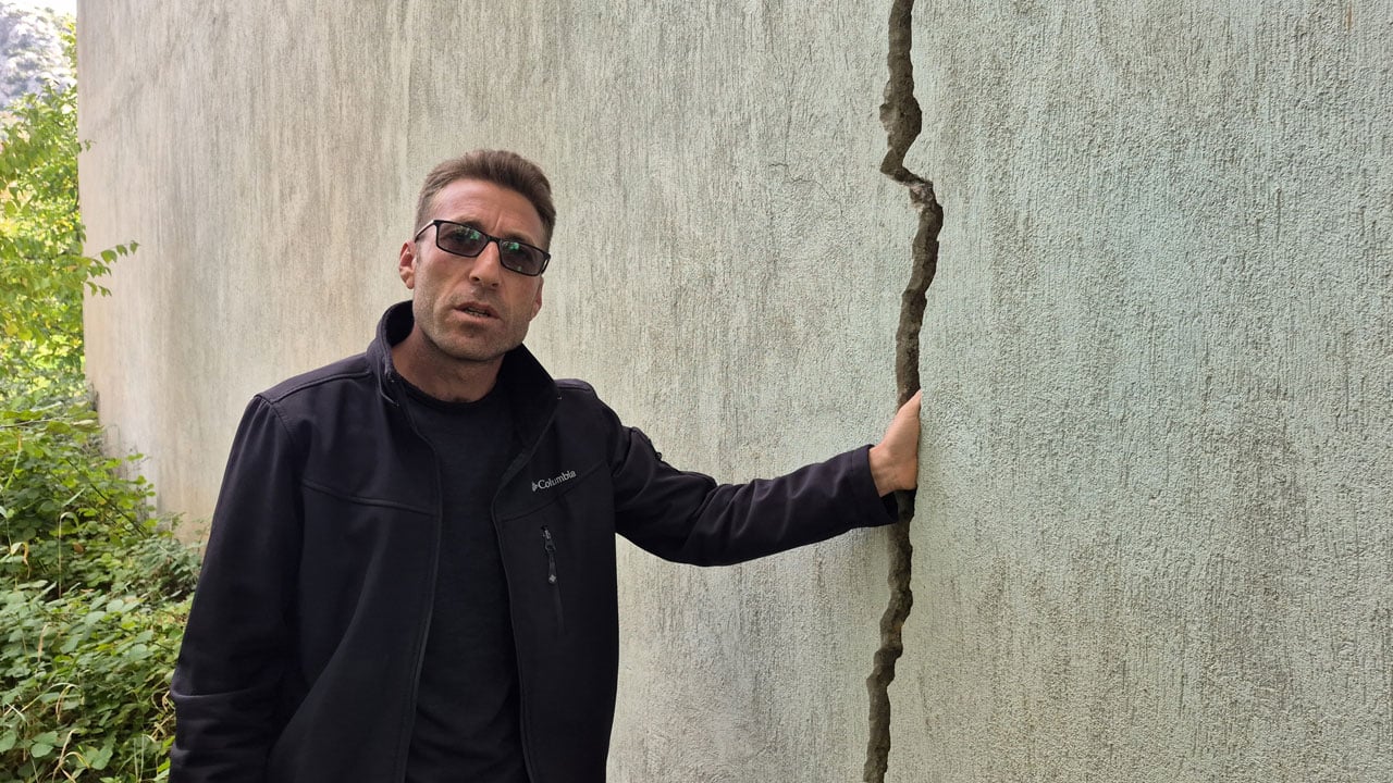 Foto - Eğirdir’de korkutan manzara! Bahçelerde obruklar, evlerde yarıklar oluştu