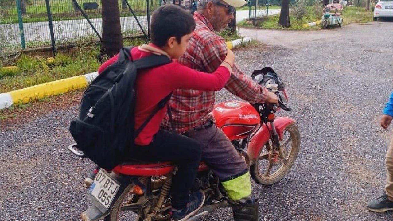 Foto - Eğitim yolculuğunda mutlu son Okul yolunda traktör yerine servis sevinci
