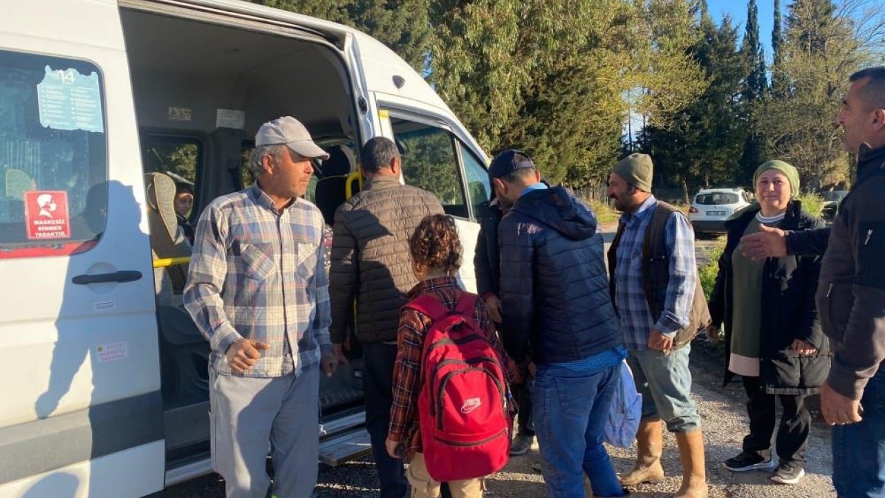 Foto - Eğitim yolculuğunda mutlu son Okul yolunda traktör yerine servis sevinci