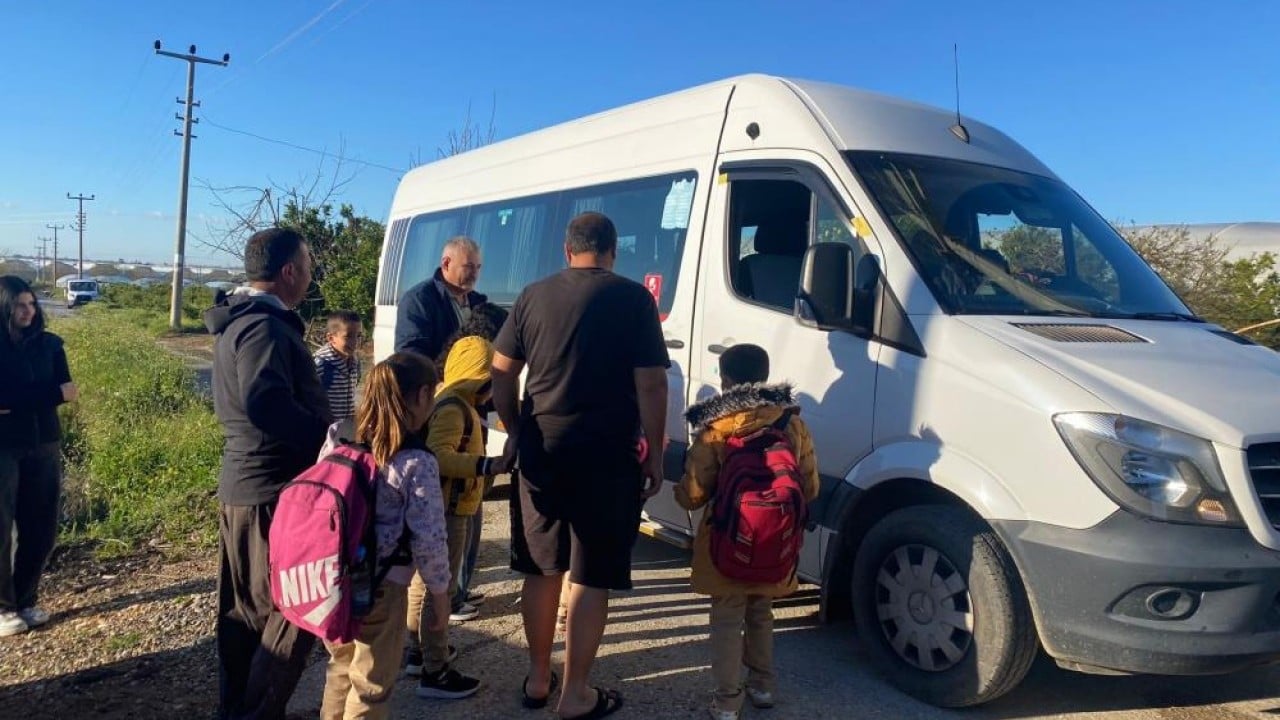 Eğitim yolculuğunda mutlu son Okul yolunda traktör yerine servis sevinci