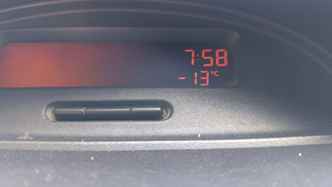 Eksi 13 derece günlük yaşamı felç etti! Araçlar dondu, dereler buz kesti