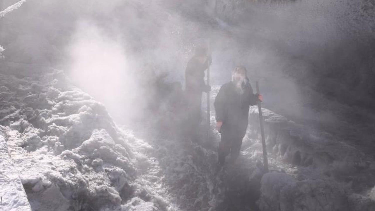 Foto - Eksi 30 derecede bilek gücüyle 'buz kırma' mesaisi