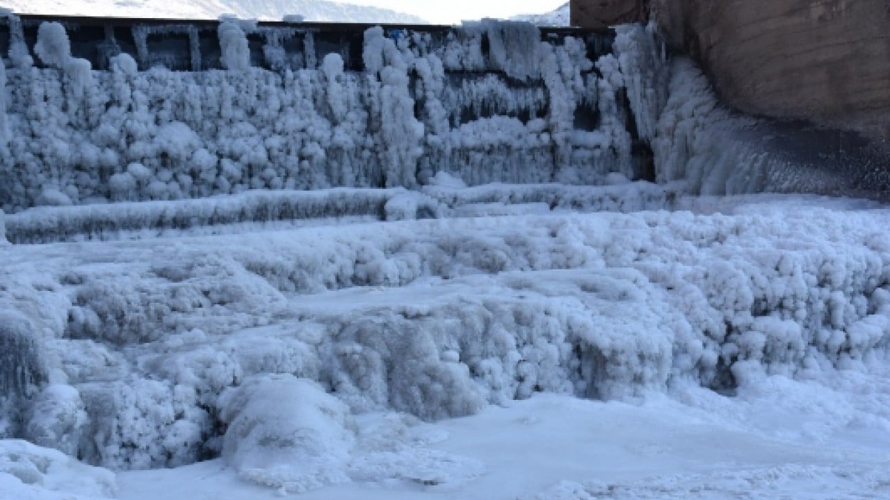 Foto - Eksi 30 derecede bilek gücüyle 'buz kırma' mesaisi