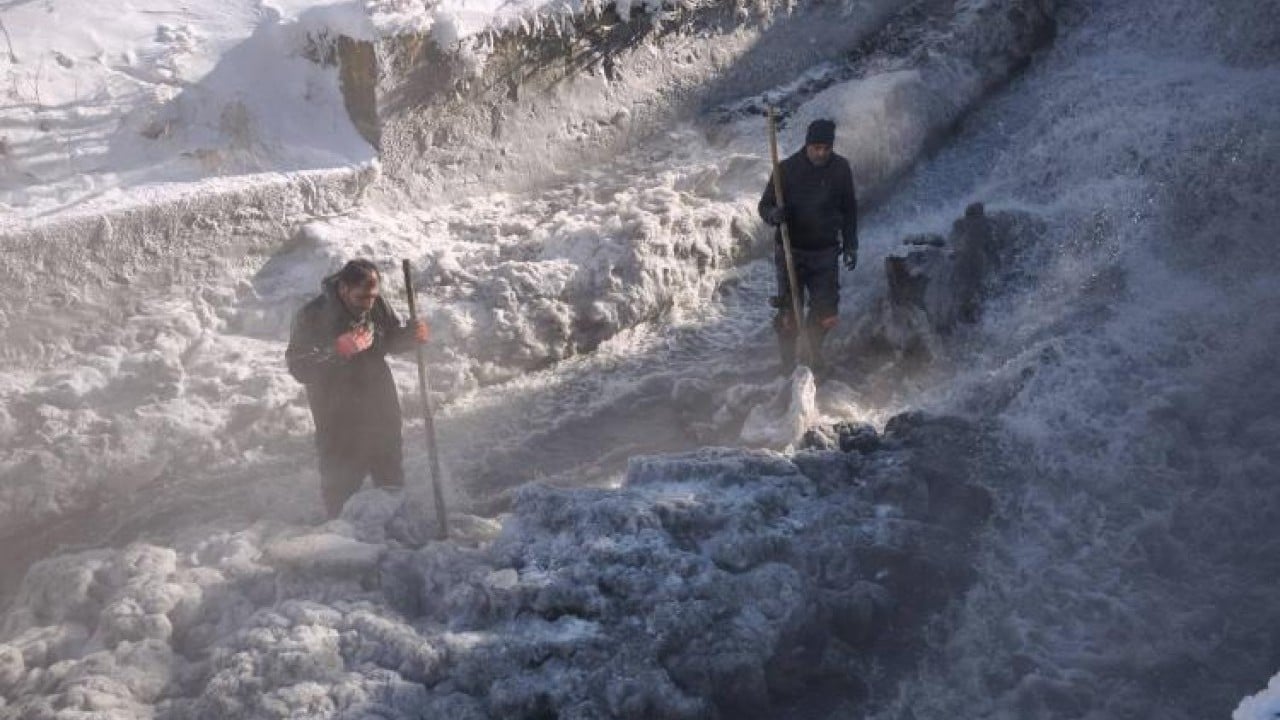 Foto - Eksi 30 derecede bilek gücüyle 'buz kırma' mesaisi