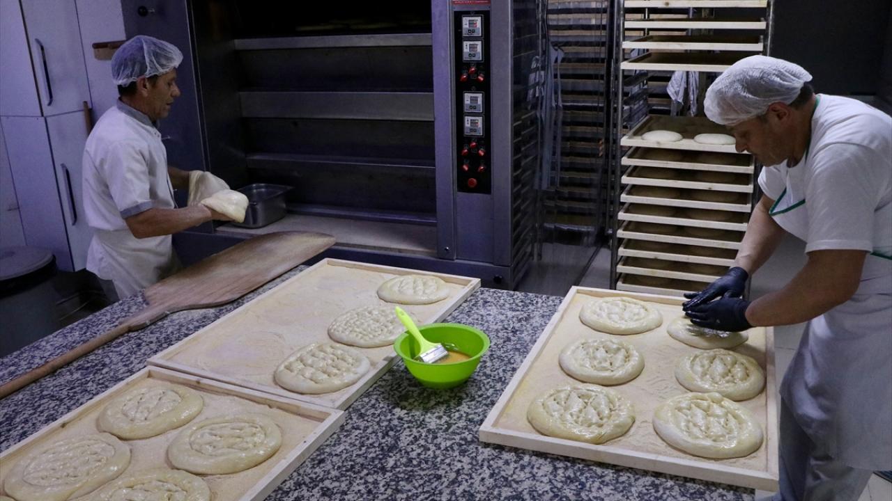 Foto - Ekşi mayalı ramazan pidesi! 6 saatlik hummalı mesaiyle sofralara ulaşıyor