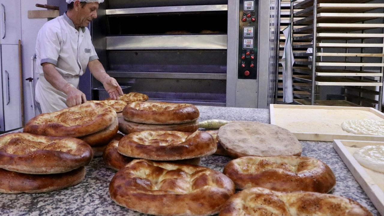 Foto - Ekşi mayalı ramazan pidesi! 6 saatlik hummalı mesaiyle sofralara ulaşıyor