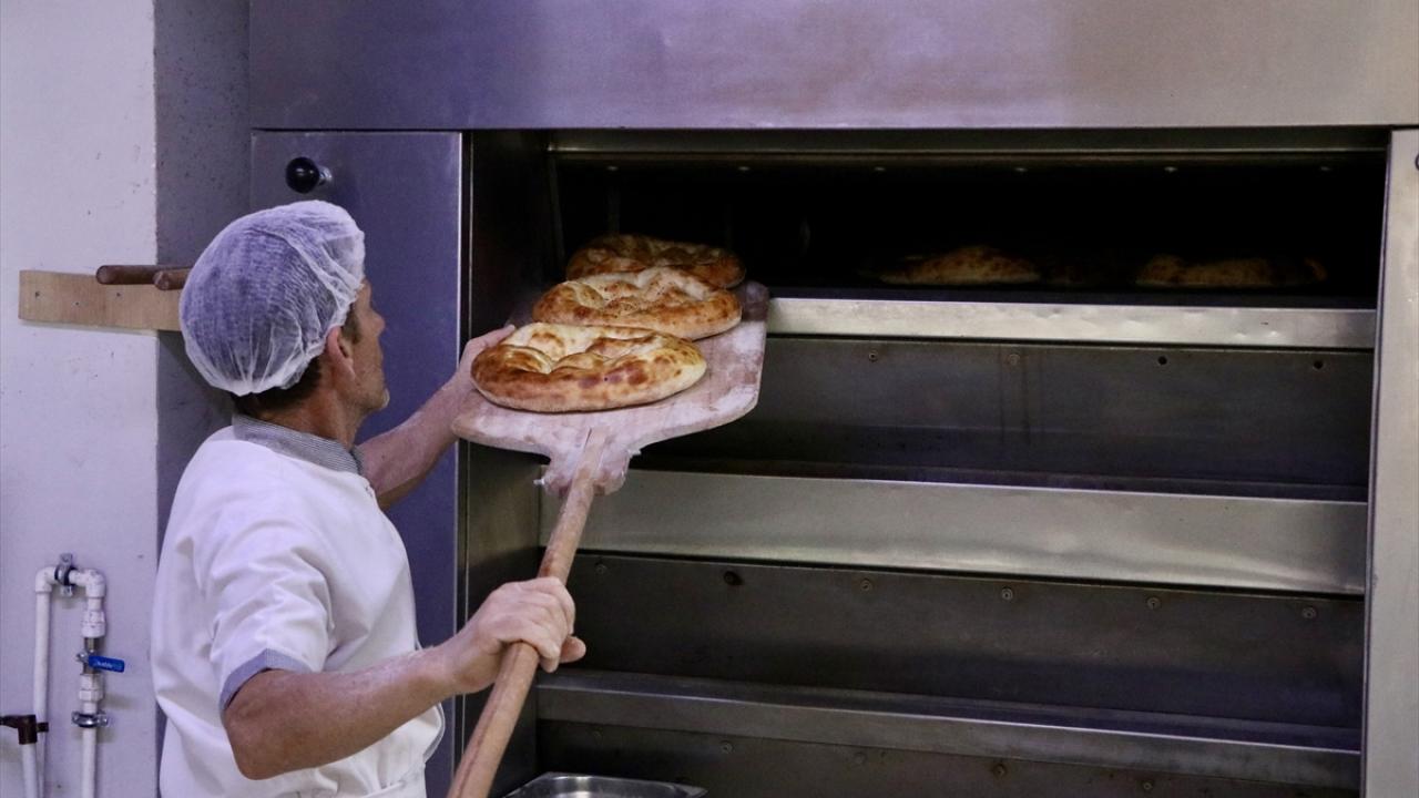 Foto - Ekşi mayalı ramazan pidesi! 6 saatlik hummalı mesaiyle sofralara ulaşıyor