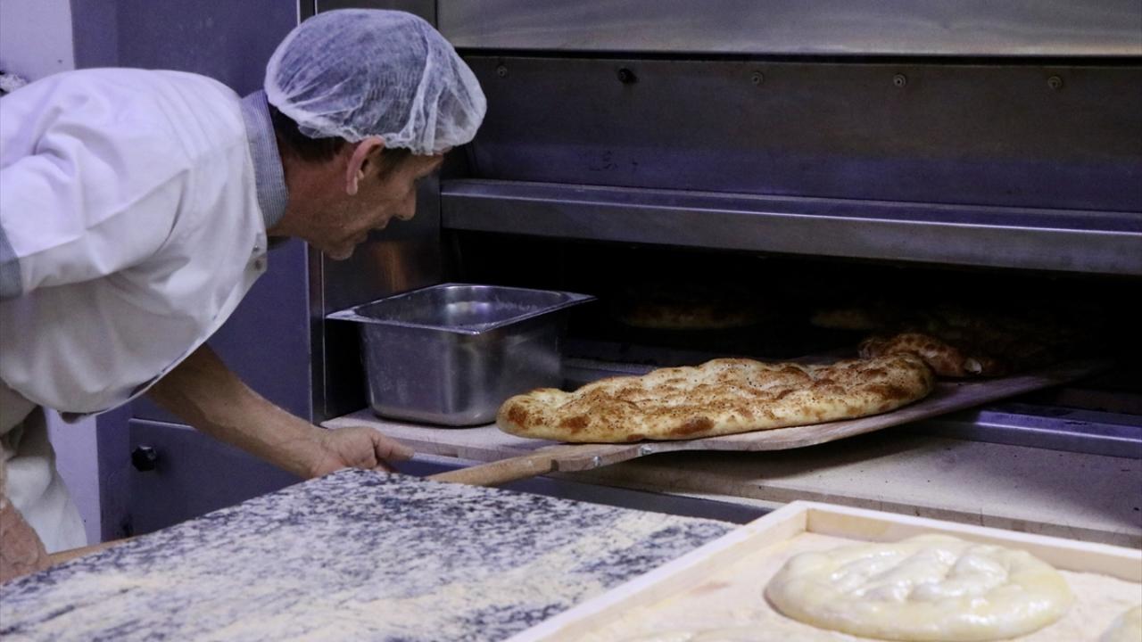 Foto - Ekşi mayalı ramazan pidesi! 6 saatlik hummalı mesaiyle sofralara ulaşıyor