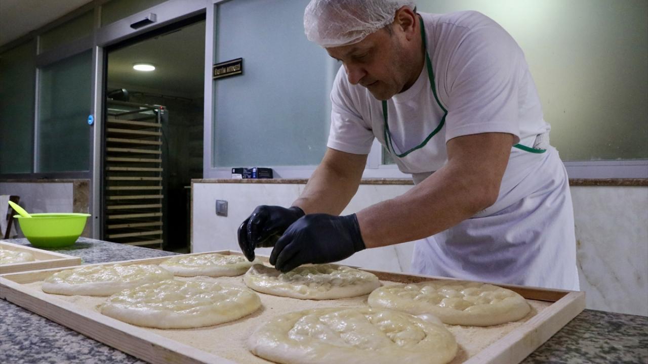 Foto - Ekşi mayalı ramazan pidesi! 6 saatlik hummalı mesaiyle sofralara ulaşıyor