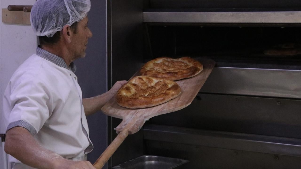 Ekşi mayalı ramazan pidesi! 6 saatlik hummalı mesaiyle sofralara ulaşıyor