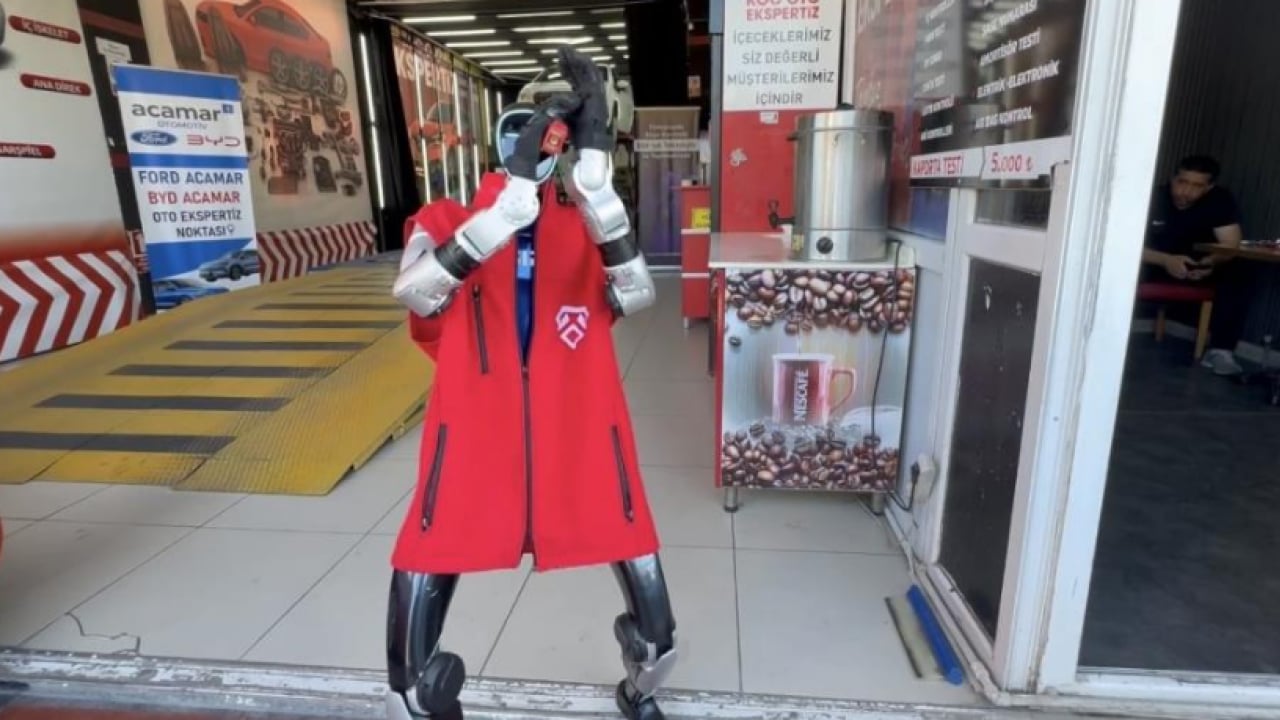 Foto - Ekspertiz firmasında eğlenceli robot: Yaptıklarını ve konuştuklarını duyunca şaşıracaksınız