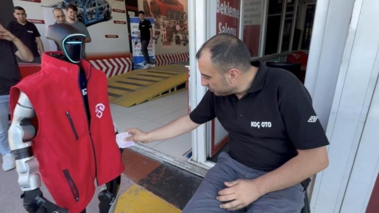 Foto - Ekspertiz firmasında eğlenceli robot: Yaptıklarını ve konuştuklarını duyunca şaşıracaksınız