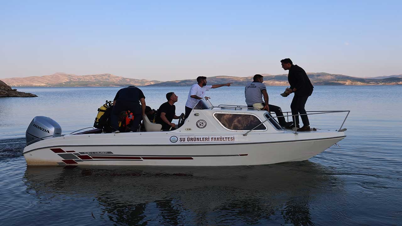 Foto - Elazığ'da acı olay! Hazar Gölü'ne giren 16 yaşındaki çocuk suda kayboldu!