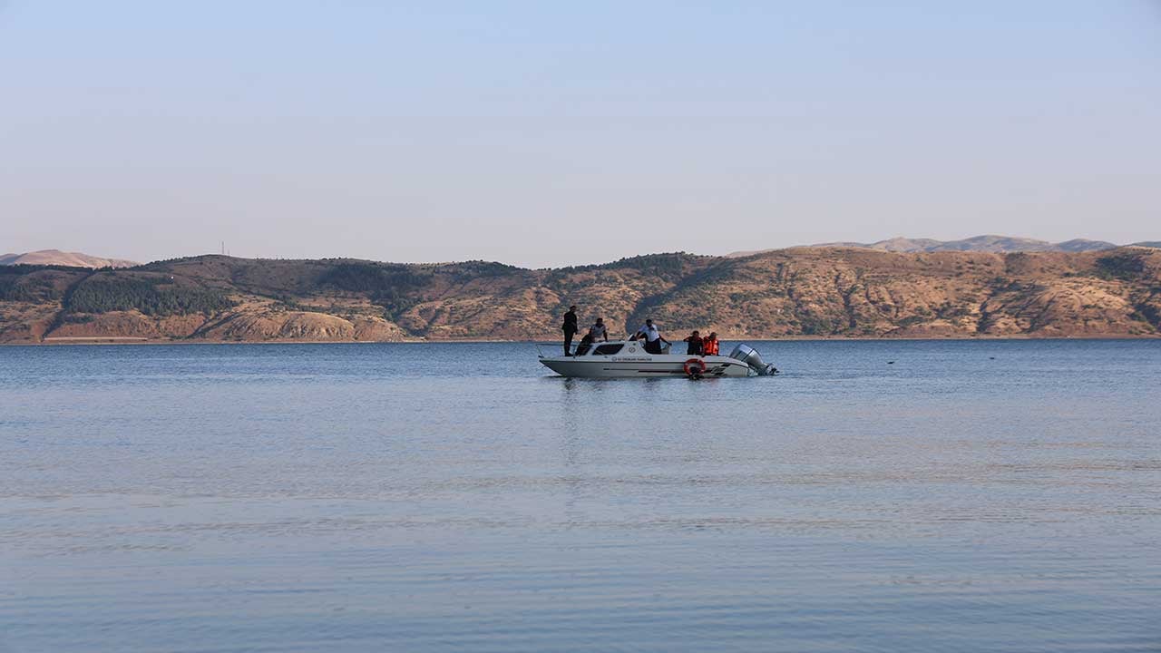 Foto - Elazığ'da acı olay! Hazar Gölü'ne giren 16 yaşındaki çocuk suda kayboldu!
